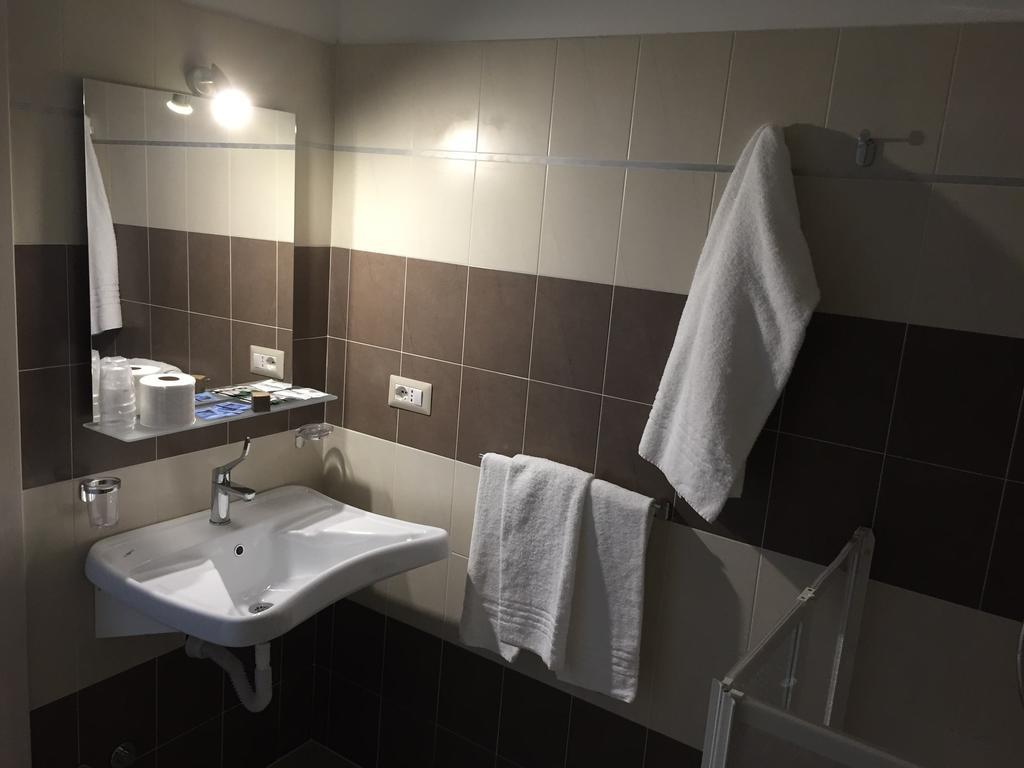 Hotel Montecarlo Milano Rum bild