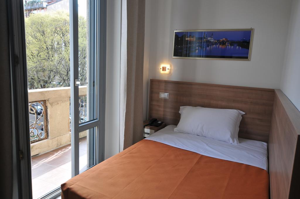 Hotel Montecarlo Milano Rum bild