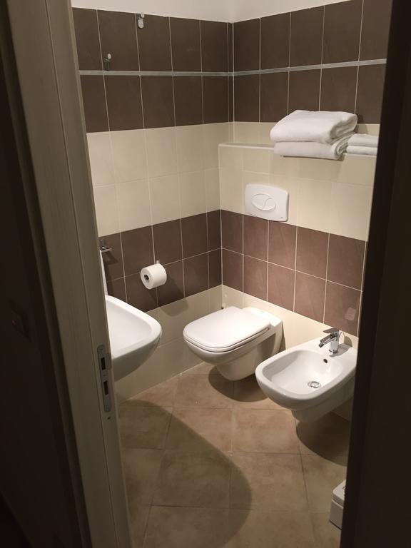 Hotel Montecarlo Milano Rum bild